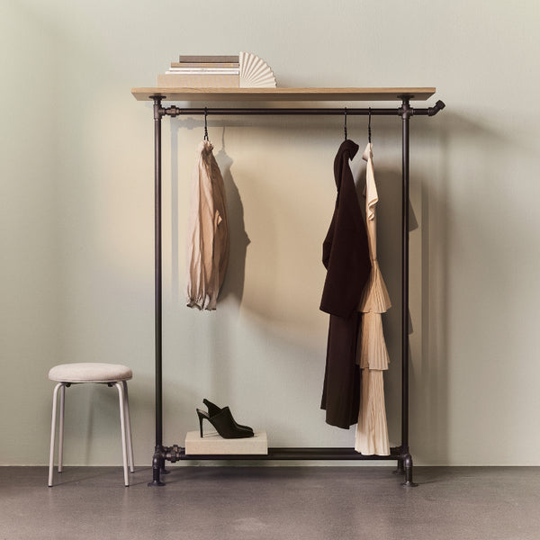 Industrial-Rohrkleiderständer mit oberem Holzregal und unterer Schuhablage – multifunktionale Garderobe von RackBuddy