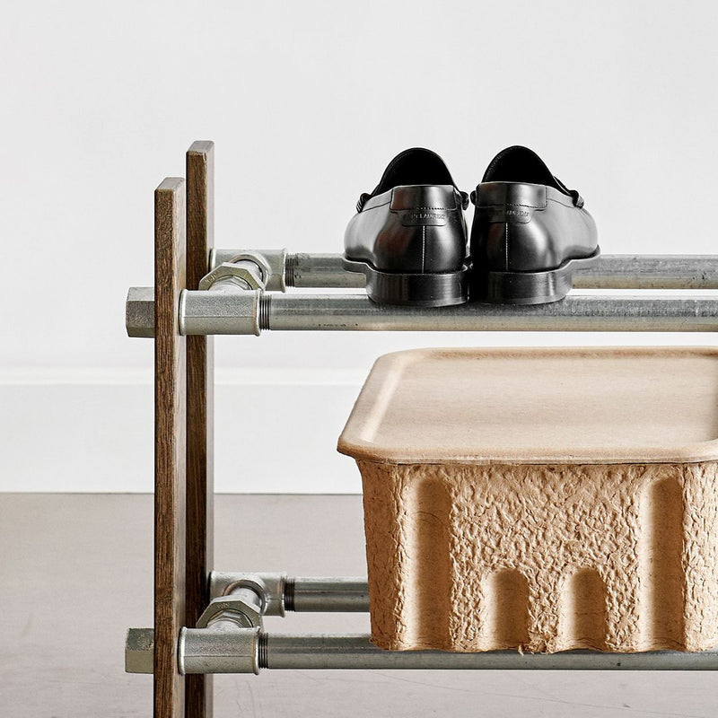 Rackbuddy Schuhrgal hecho de roble ahumado con cuatro filas, disponible en estante de zapatos de estilo minimalista en dos latitudes