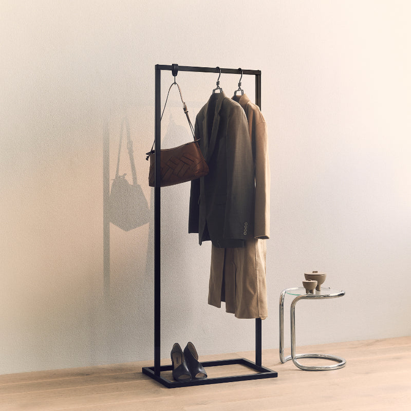 Frame Little Jackson - Perchero negro con base cuadrada