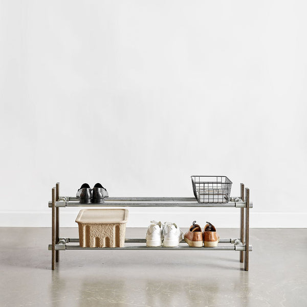 Rackbuddy Schuhregal hecho de roble ahumado con dos filas, disponibles en estantes de zapatos de estilo minimalista en dos latitudes
