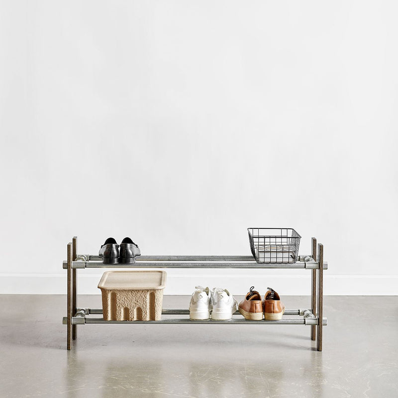 Rackbuddy Schuhregal hecho de roble ahumado con dos filas, disponibles en estantes de zapatos de estilo minimalista en dos latitudes